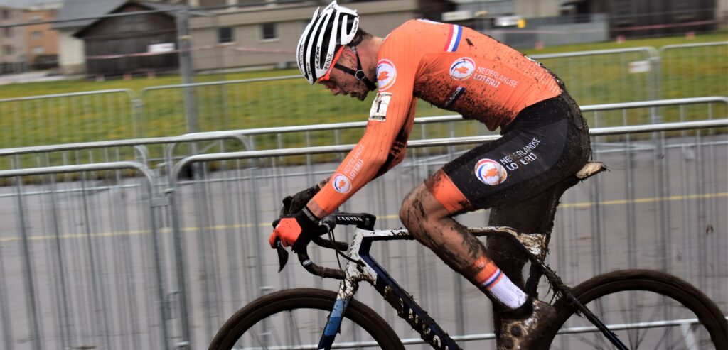 Mathieu van der Poel In azione durante una prova mondiale di ciclocross