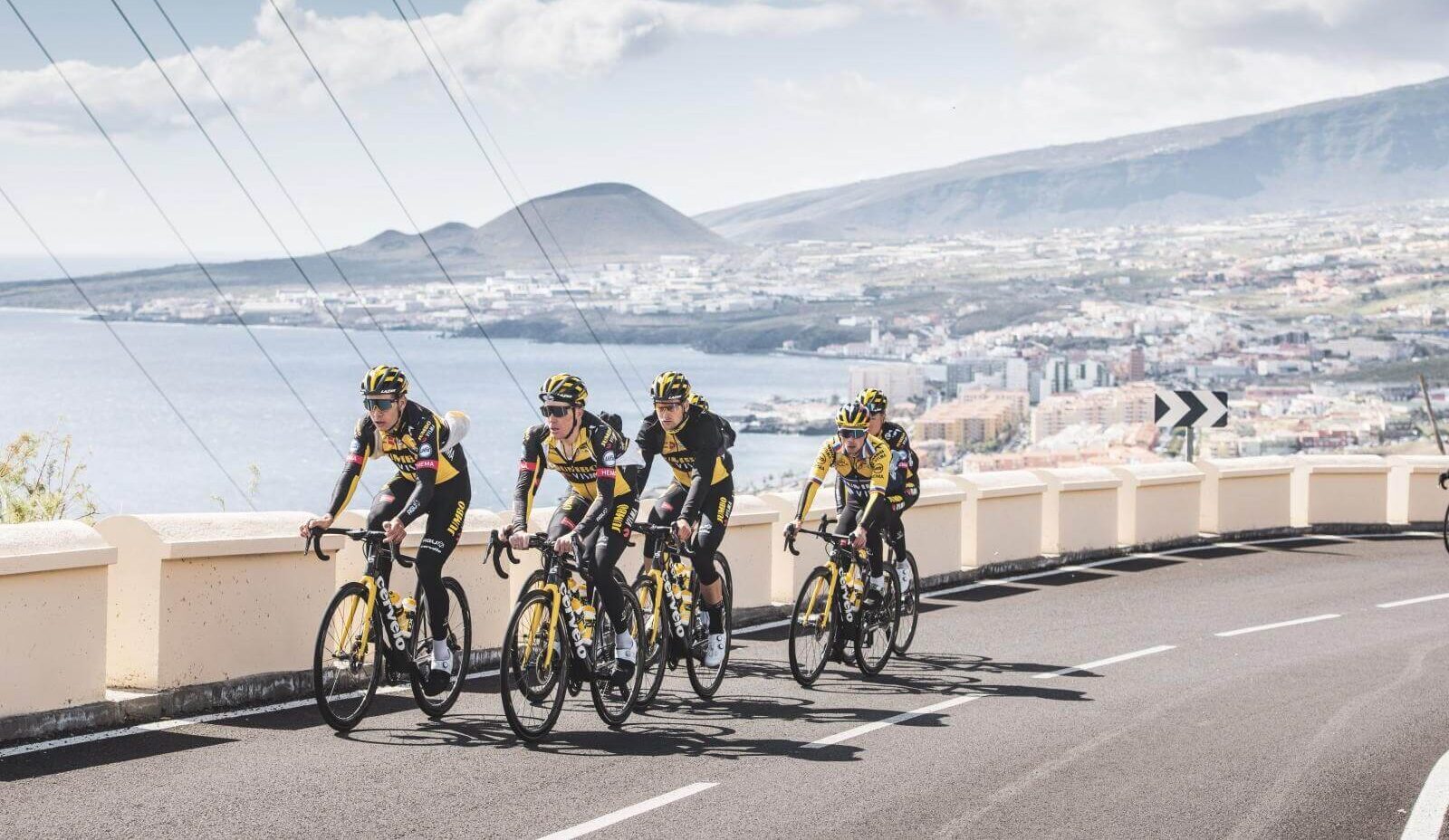 Ciclisti professionisti durante un camp in Costa Blanca