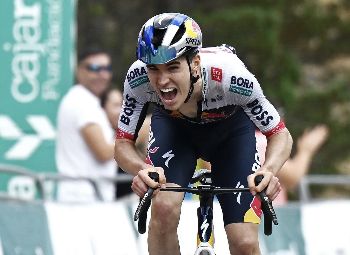 Ciclista professionista in salita al limite dello sforzo durante una gara
