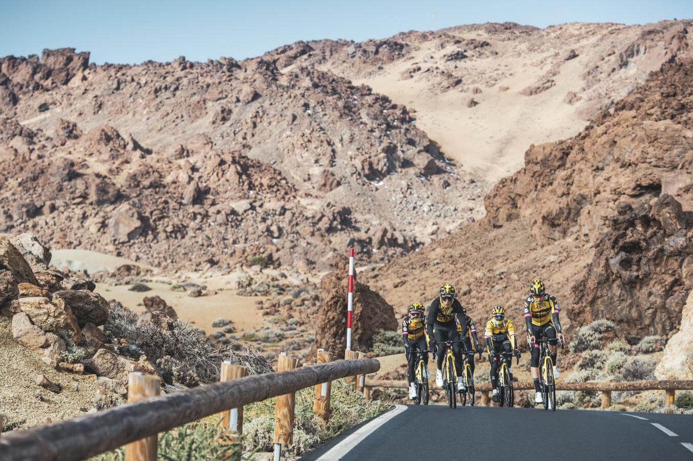 Ciclisti professionisti in allenamento alle Canarie