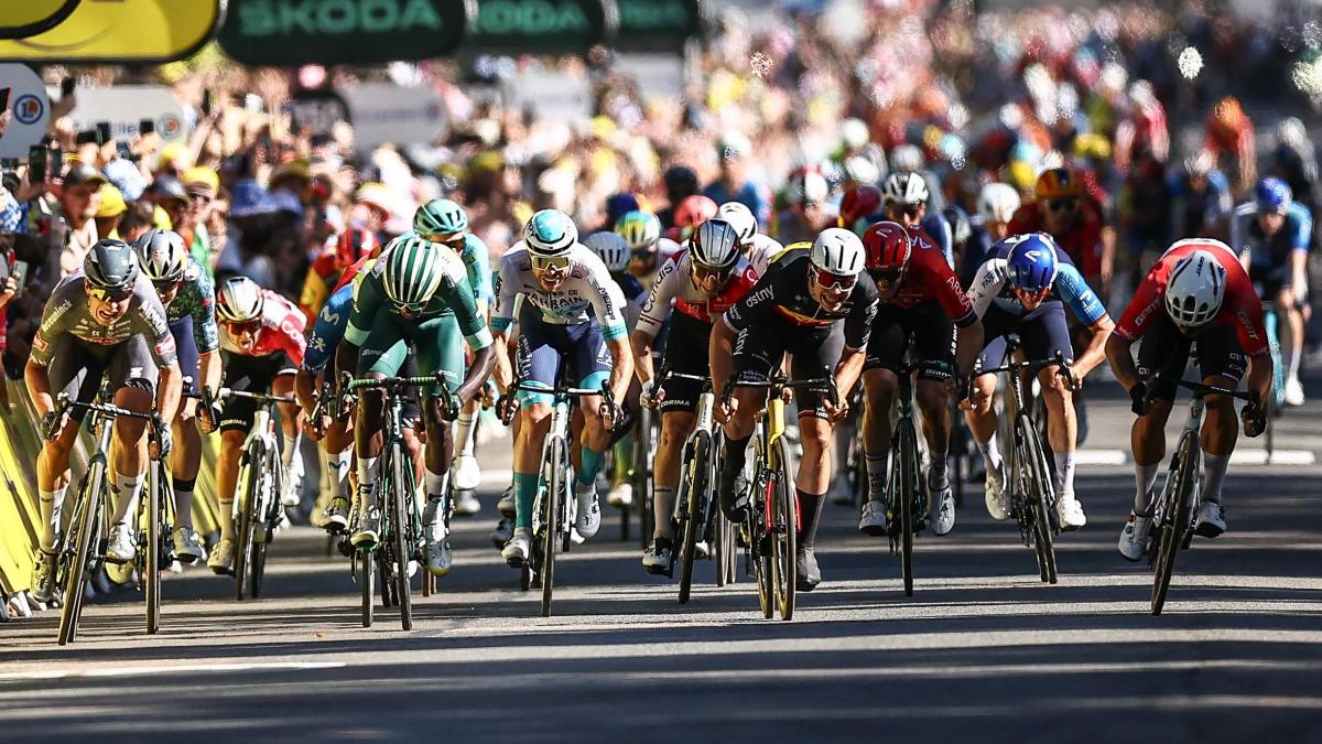 volata ciclismo ultimi 200 metri gruppo compatto arrivo