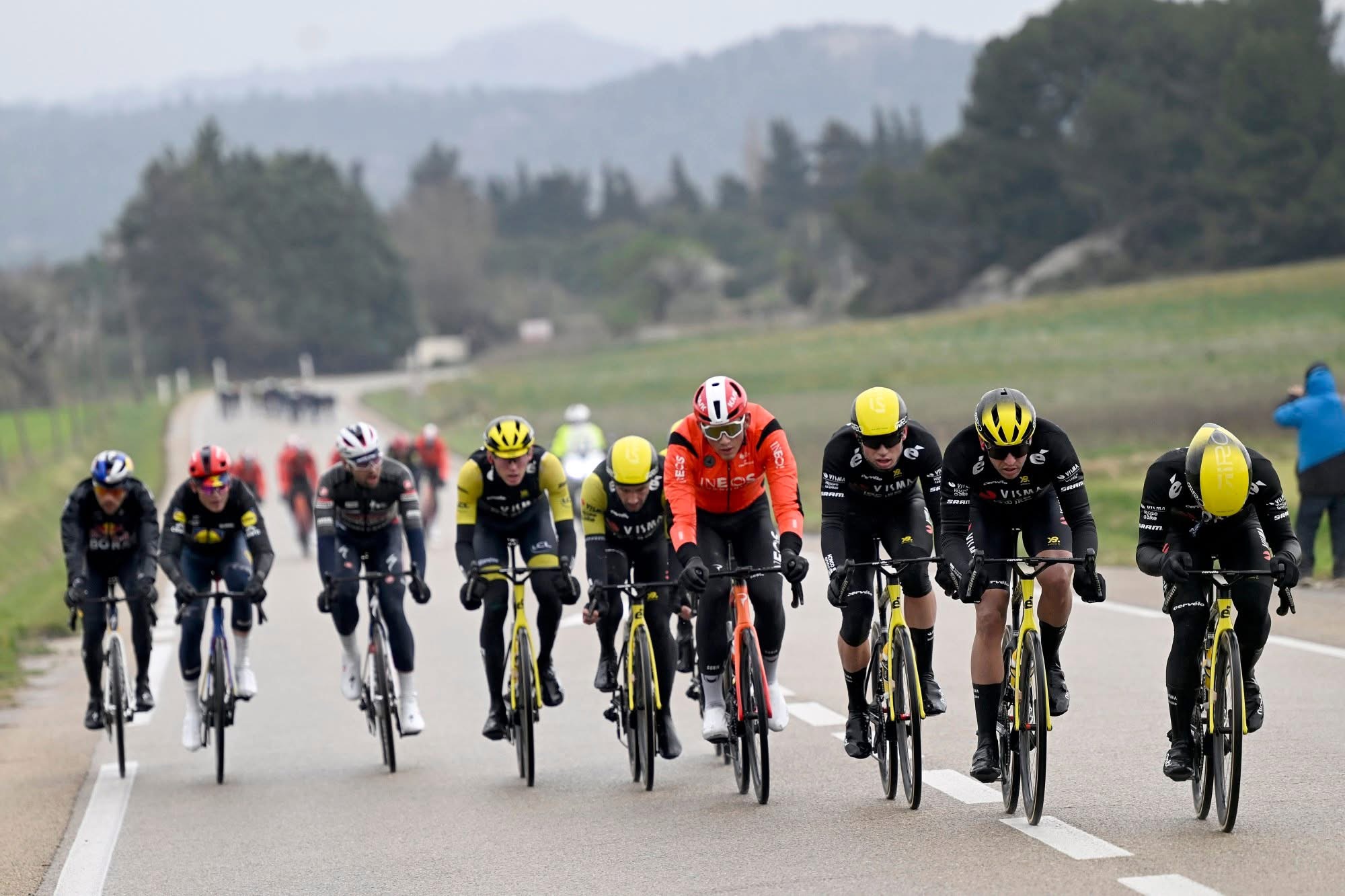 ventagli nel ciclismo con gruppo disposto in diagonale per il vento laterale