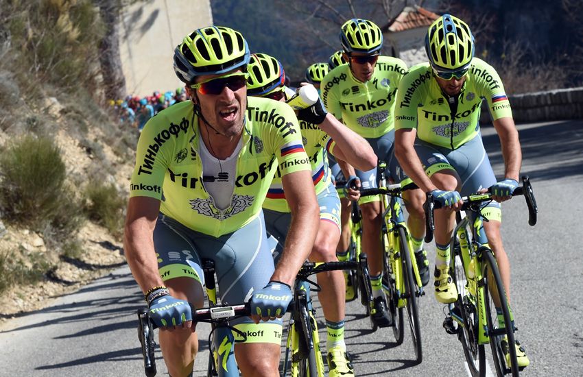 Matteo Tosatto guida il capitano Alberto Contador