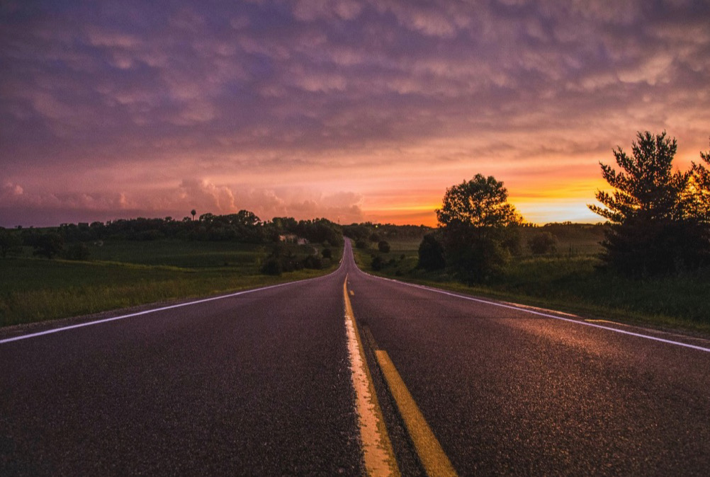 ciclista dopo il ritiro lontano dalle gare, lunga strada al tramonto