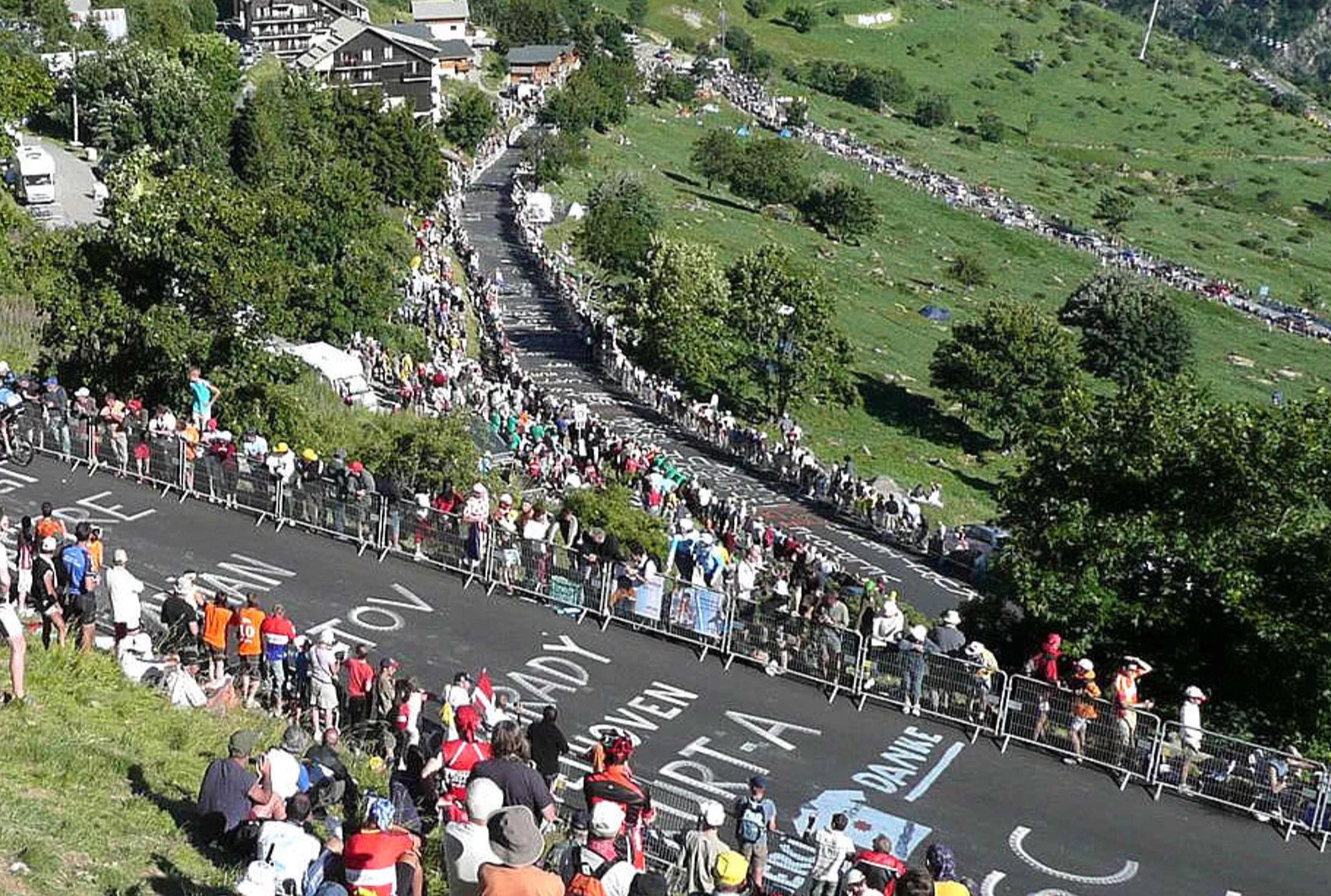 tornanti dell'Alpe d'Huez con tifosi durante il Tour de France