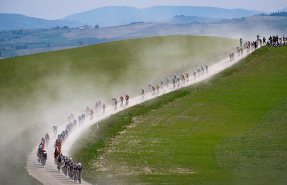 strade bianche ciclismo settore sterrato con polvere sulle colline toscane